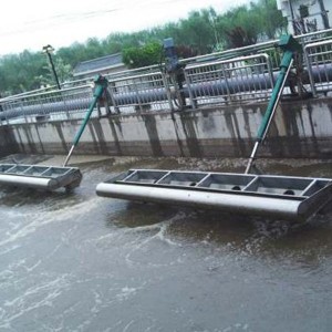 Sewage treatment decanting device, rotary decanter