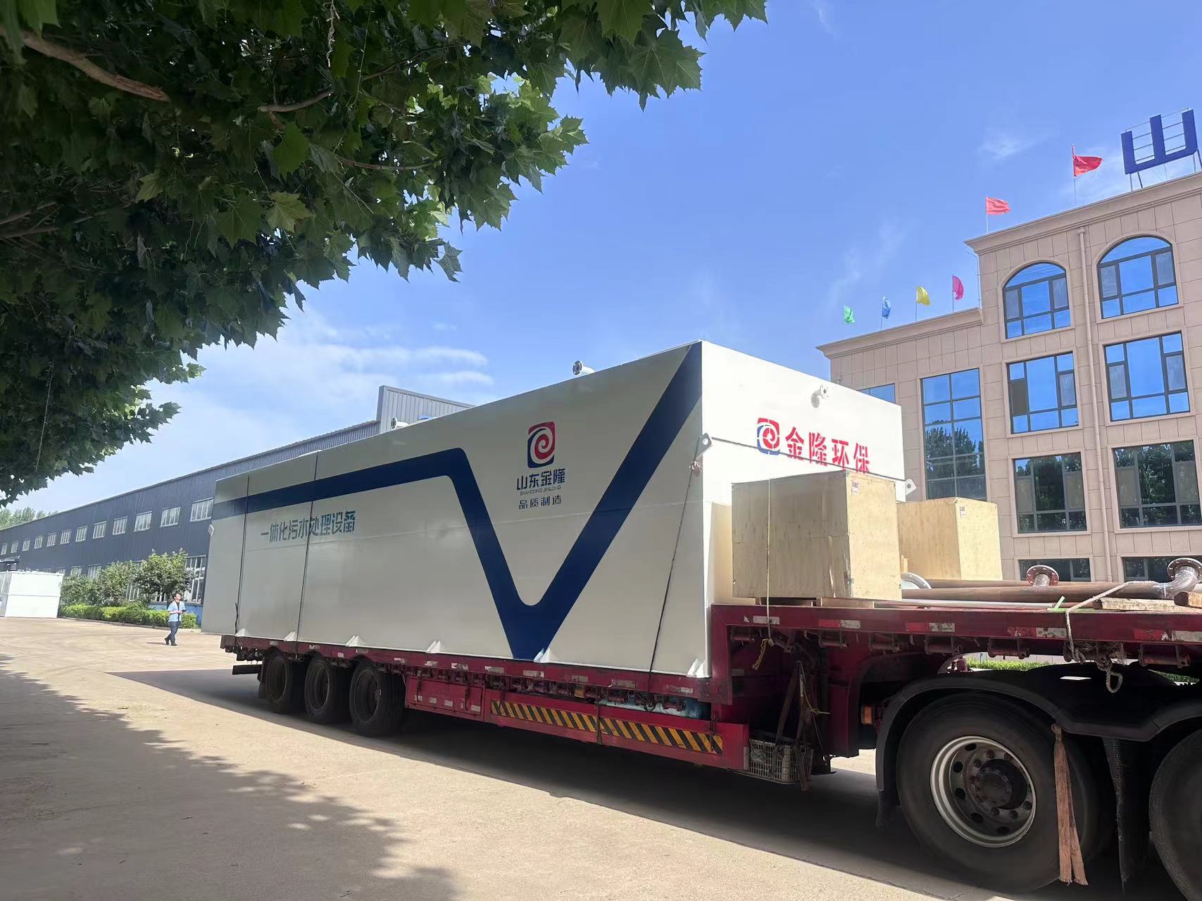 Containerized sewage treatment plant for sewage treatment